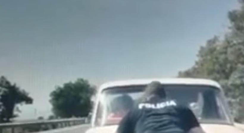 VIDEÓ: 500 méteren tolta egy rendőr a nyugdíjas pár lerobbant autóját Diószegnél
