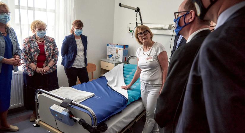 A Rotary Club három nagy értékű ágyat ajándékozott a szombathelyi kórháznak