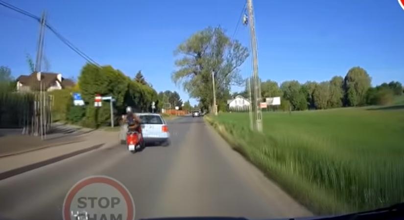 Így ver telibe egy robogós egy szabálytalanul kanyarodó autót – videó