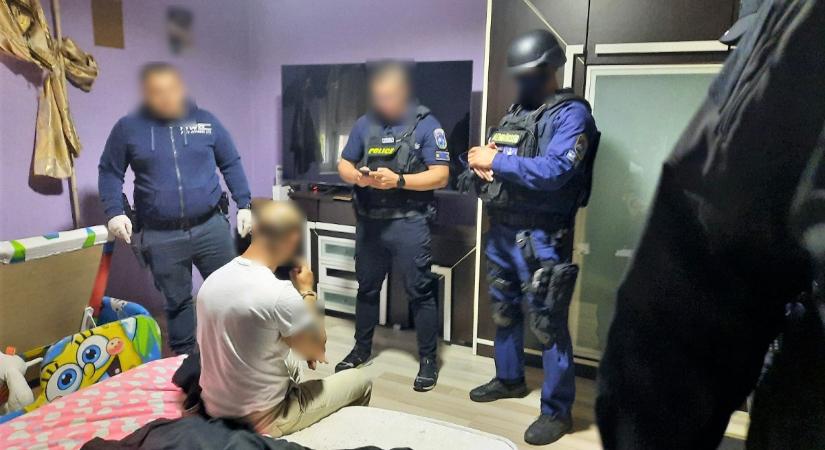 Debrecenben terítették a Hadházról vásárolt drogot