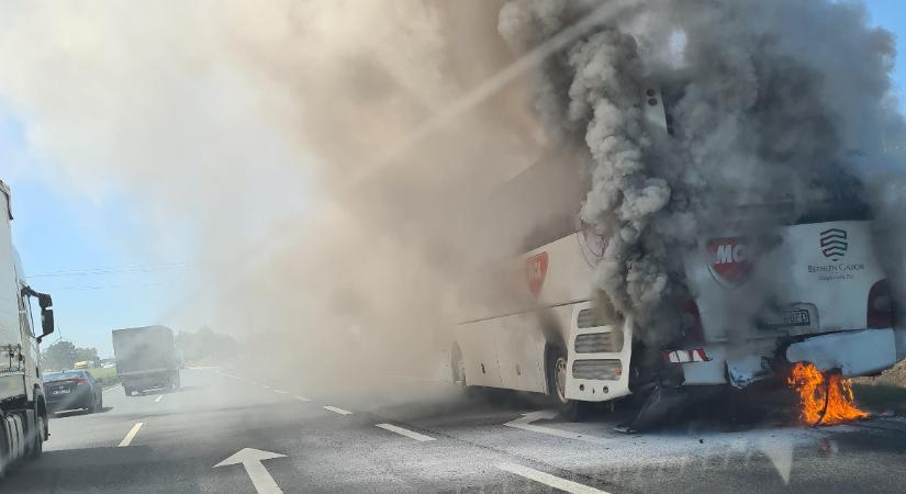 Sportolókat szállított az M1-es autópályán kigyulladt busz