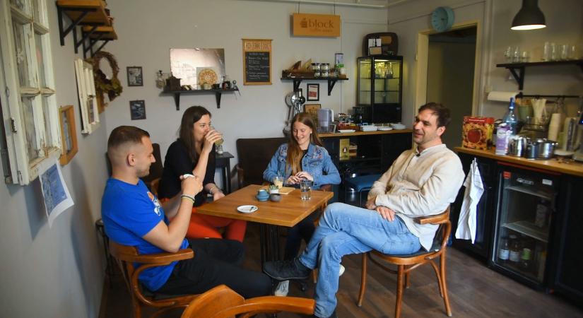 Pszichológusból barista: egy 1,5 szobás pécsi panelbe álmodta élete kávézóját Sefcsik Tamás