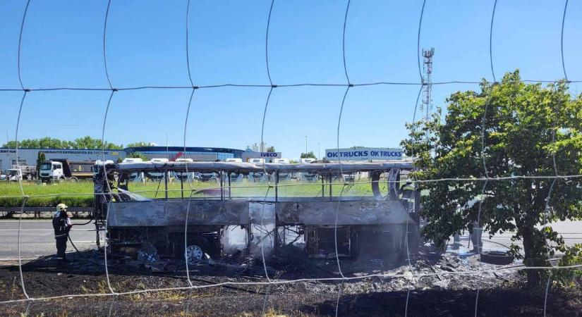 Most érkezett: az észak-komáromi focisták busza szenvedett baleset az M1-esen Csémnél