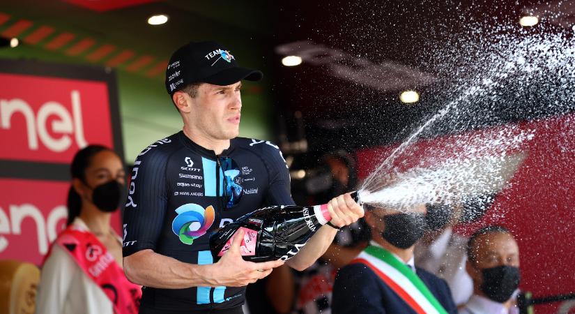 Az idei Giro első olasz győztese pezsgőbontásban sem hibázott