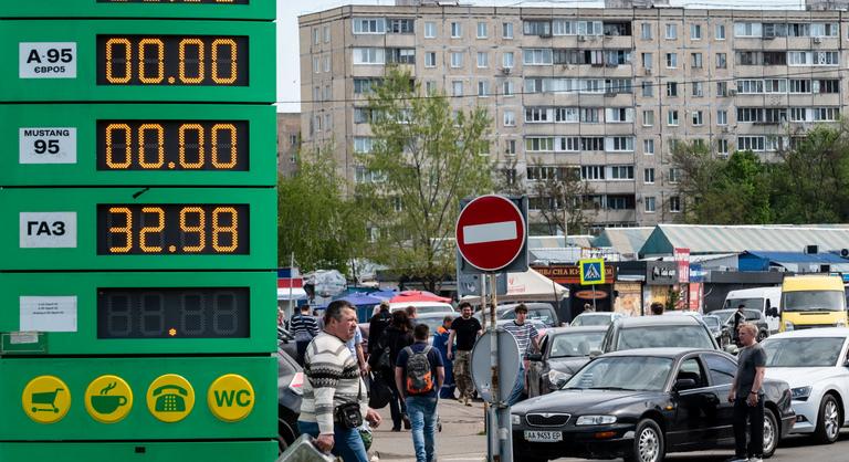 Megszűnt a hatósági ár, volt, ahol 1200 forintba került egy liter benzin Ukrajnában