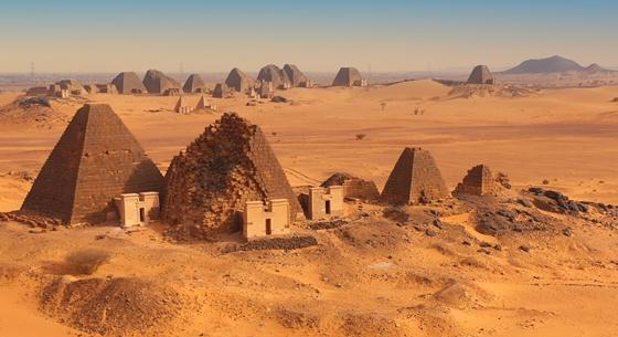 Csodás látvány: 2500 éves piramist vetíthet lakása közepére a telefonjával