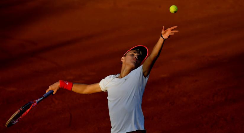 Két magyar teniszező is egy fordulóra a Roland Garros főtáblájától
