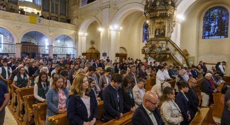 A katolikus gimnáziumért imádkoztak
