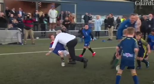Az ausztrál miniszterelnök letarolt egy gyereket egy focimeccsen – videó