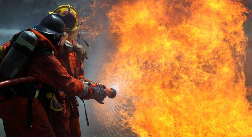 Egy lángoló épület miatt riasztották a tűzoltókat éjszaka Emődre