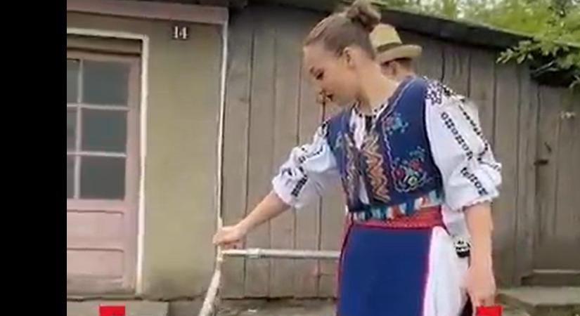 „Bravó” – négy politikus és két népviseletbe öltözött fiatal adott át egy csapot egy román faluban