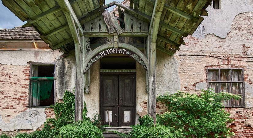 Valaha a társasági élet központja volt, most az összeomlás szélén a Petőfi-telep egykori püspöki rezidenciája