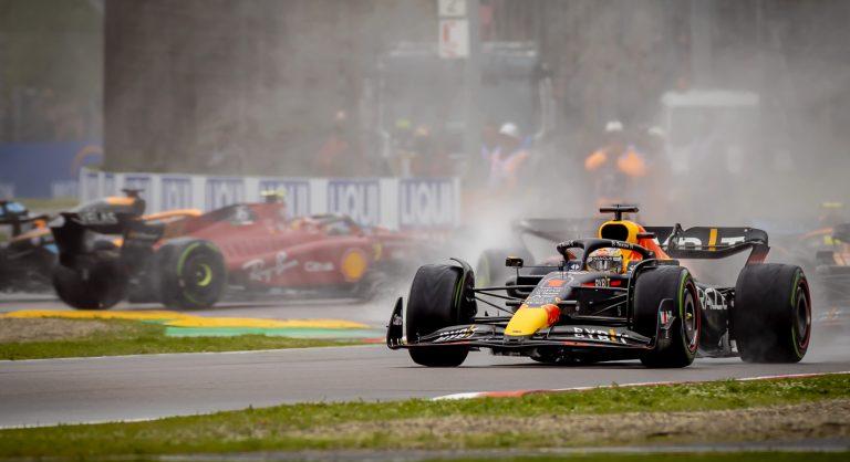 A Red Bull úgy cáfolja a pletykákat, hogy közben alárúgott a Ferrarinak