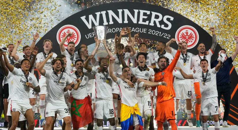 Trófeával a kézben ér véget az Eintracht Frankfurt fantasztikus utazása