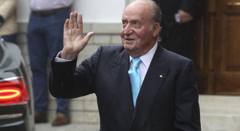Két év száműzetés után visszatér a korábbi spanyol király