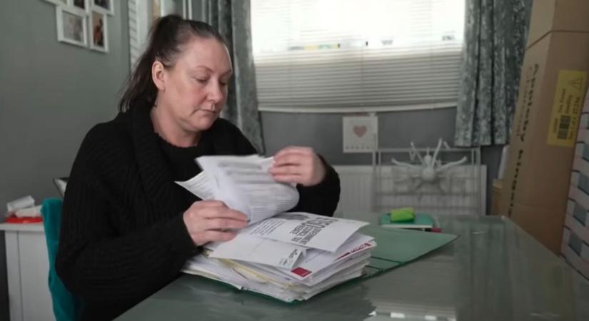 „Éjszakánként a fűtetlen lakásban gyertyákkal ücsörgök” – panaszkodik az elszabaduló rezsiárakra a brit édesanya