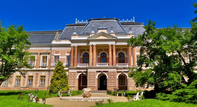 Színek tobzódása az Apponyiak egykori, lengyeli kastélyénak parkjában