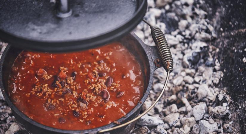 8 étel, ami bográcsban még finomabb lesz: lecsót és isteni chilis babot is készíthetsz így