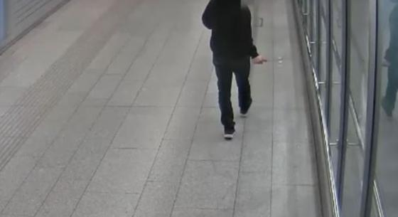 Húsklopfolóval verte szét, ami az útjába került a Kelenföldi pályaudvarnál – videó