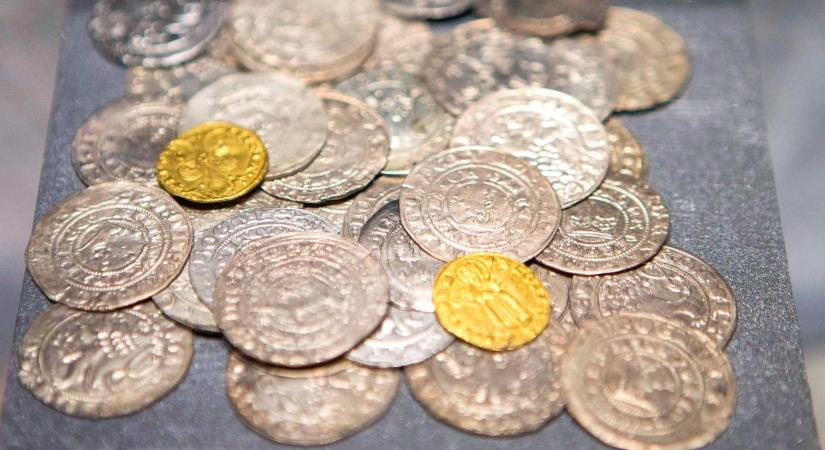 Több mint 400 késő középkori ezüstpénzt találtak