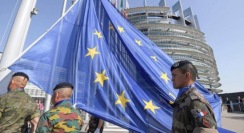 Növelné a védelmi kiadásokat és menekültellátási segélyt ad az Európai Bizottság