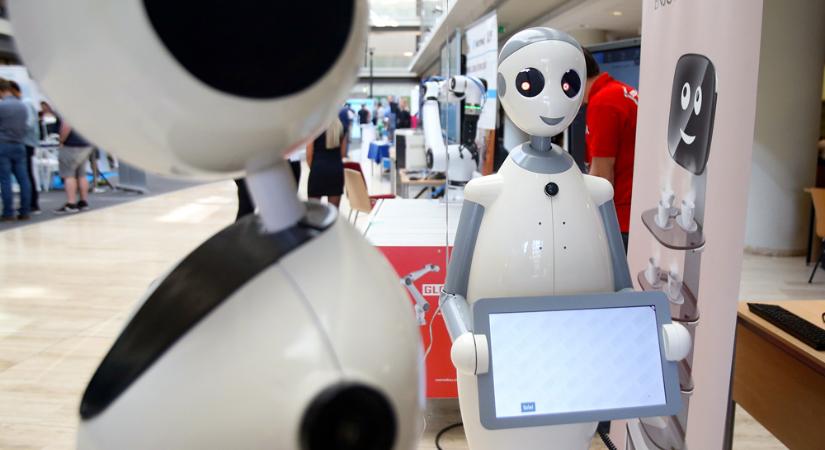 A TIK-be látogatókat ma robotok köszöntik a SzeBIT-en