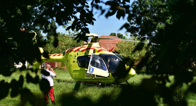 Kigyulladt egy ház Békéscsabán, mentőhelikopter is érkezett a helyszínre