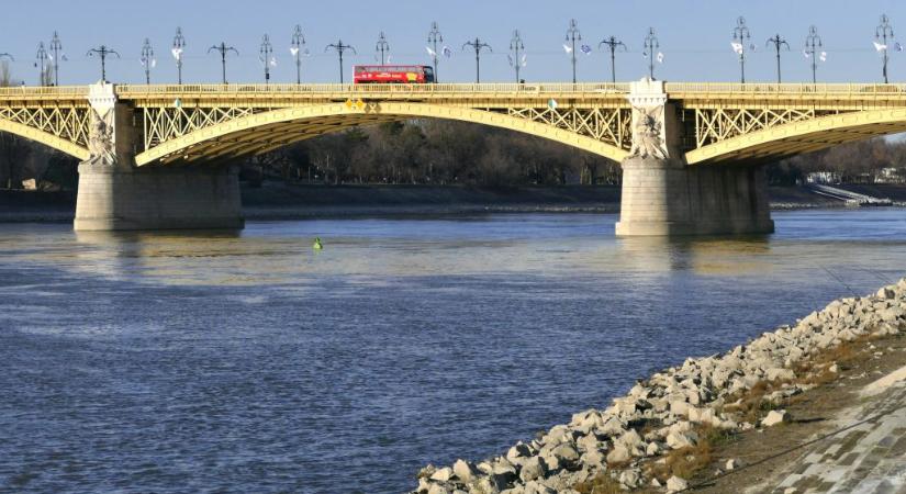 Dunába akart ugrani egy 18 éves fiú a Margit hídról, a rendőrök rántották vissza