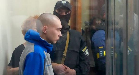 Elismerte bűnösségét az első orosz katona, akit bíróság elé állítottak