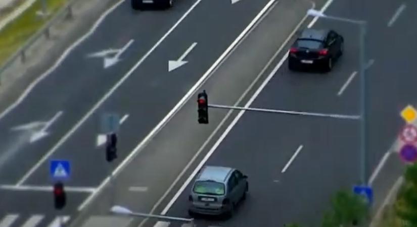 VIDEÓ: Drónos felvételen, ahogy sorra hajtanak át a piroson az autósok