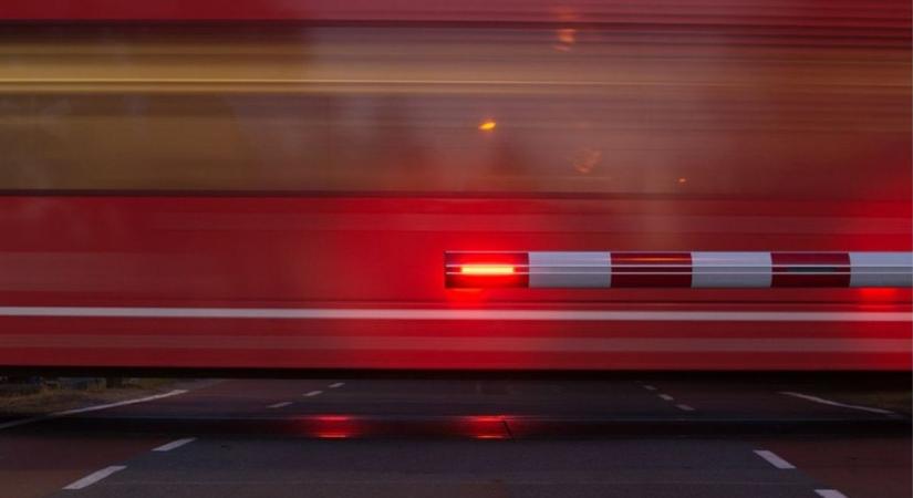 Ítélet született a piros jelzés ellenére vasúti átjáróba hajtó sofőr ellen - Hetven métert tolta maga előtt a vonat