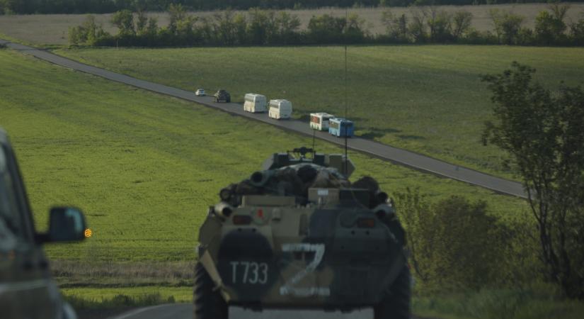 A Vöröskereszt szerint több száz, Oroszország szerint 1700 ukrán katona hagyta el az Azovsztalt