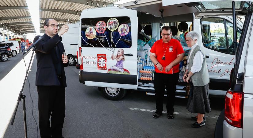 Többmilliós adomány - Székely János megyés püspök indította útjára a konvojt
