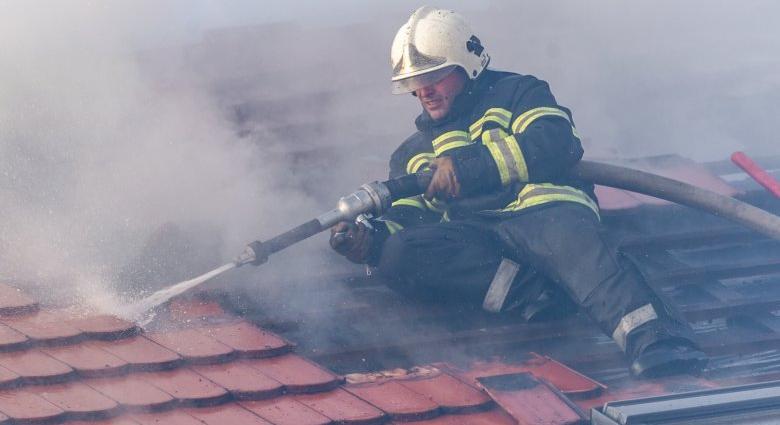 Lángok csaptak fel egy lakóház tetőterében Gyergyótölgyesen