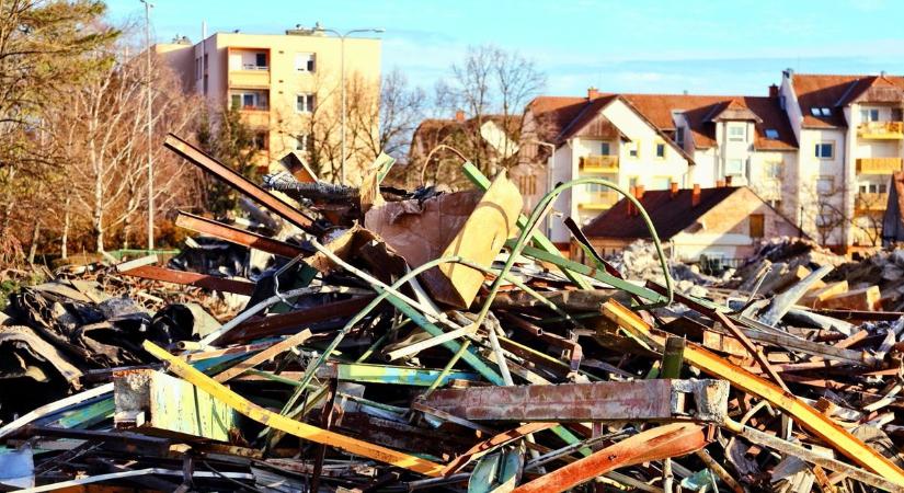 Útra hullott törmelékről kaptunk videót: bontják a Sága régi épületeit