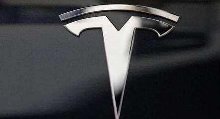 Vizsgálják a hatóságok, a robotpilóta okozta-e egy Tesla Model S halálos áldozatokat követelő balesetét
