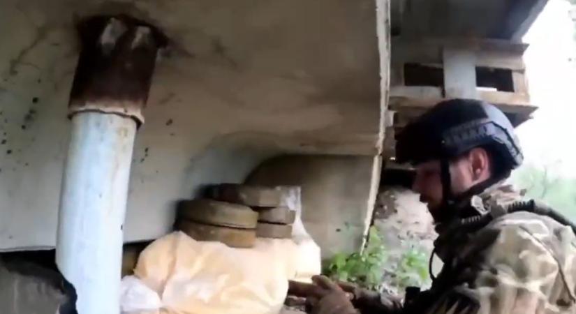 Videón, ahogy az ukrán erők felrobbantanak egy hidat