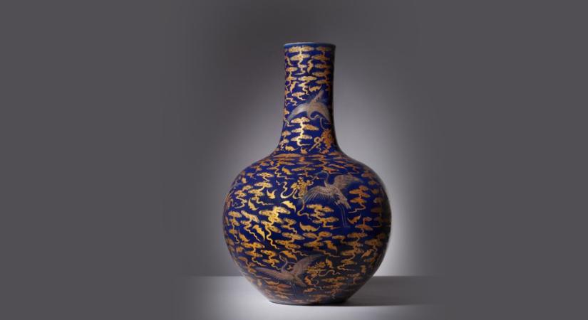 Másfél millió fontért kelt el egy 18. századi kínai váza egy brit árverésen