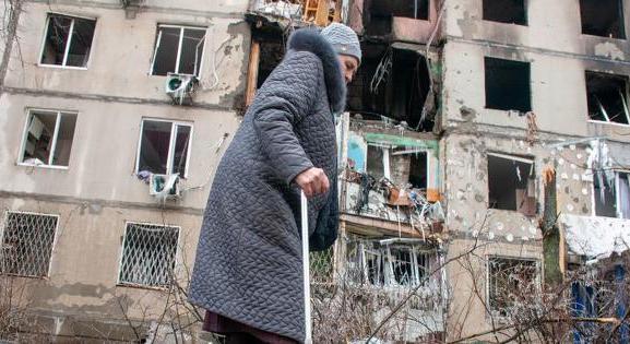 Egyedül az ostrom alatt: kilátástalan helyzetbe került nyugdíjas nők Ukrajnában