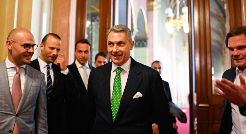 Lázár János letárgyalta Orbánnal, hogy ne hozzá kerüljön Paks II.