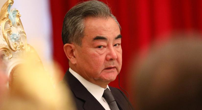Kínai külügyminiszter: A nyugati fegyverszállítások nem fognak békét hozni Ukrajnának