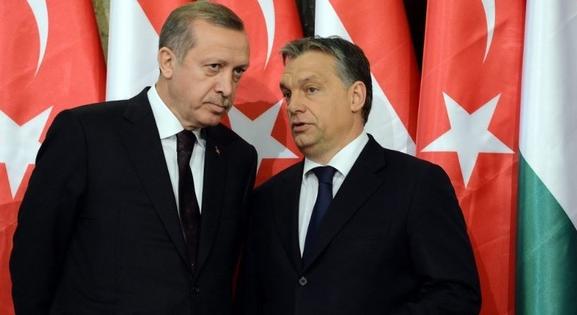 Orbán és Erdoğan úgy járhat, mint Anna Karenina, képletesen a vonat alá kerülhet
