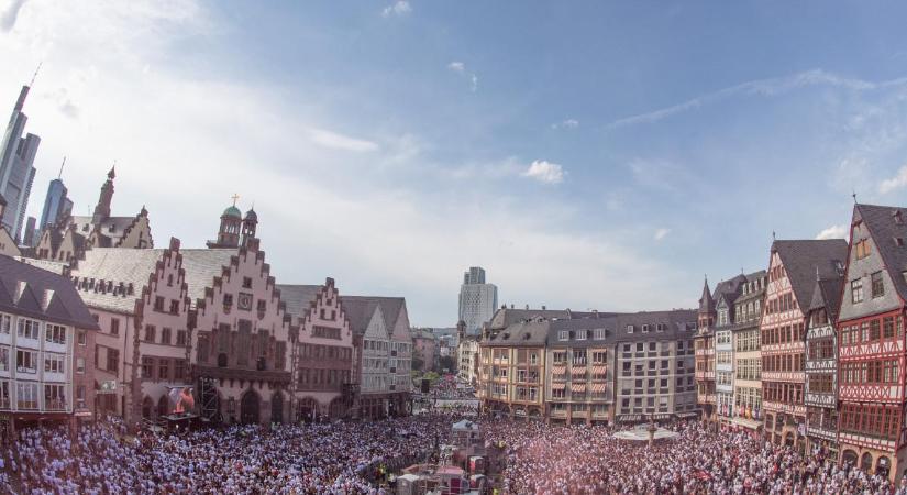 El: százezer szurkoló ünnepli Frankfurtban a győztes csapatot