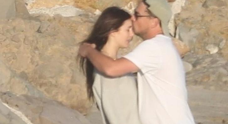 DiCaprio és szerelme romantikáztak egyet a tengerparton, még mielőtt szakítanának?