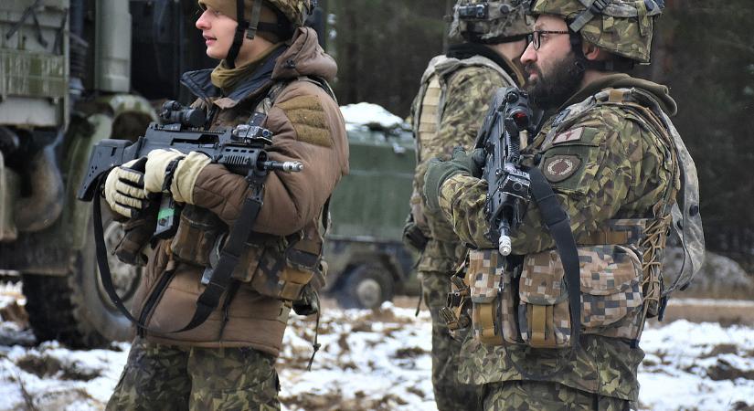Magyar katonák is tagjai a NATO romániai harccsoportjának