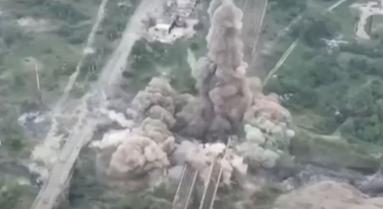 Videón, ahogy az ukránok felrobbantanak egy hidat