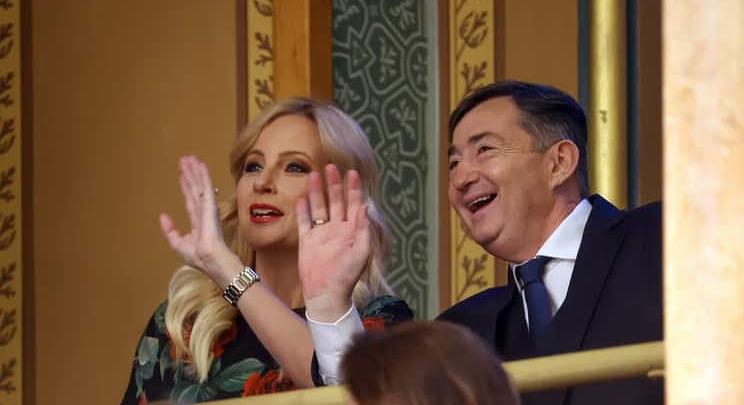 Nagy az öröm: Mészáros Lőrinc és Várkonyi Andrea csókkal ünnepelte Orbán Viktort – Fotók