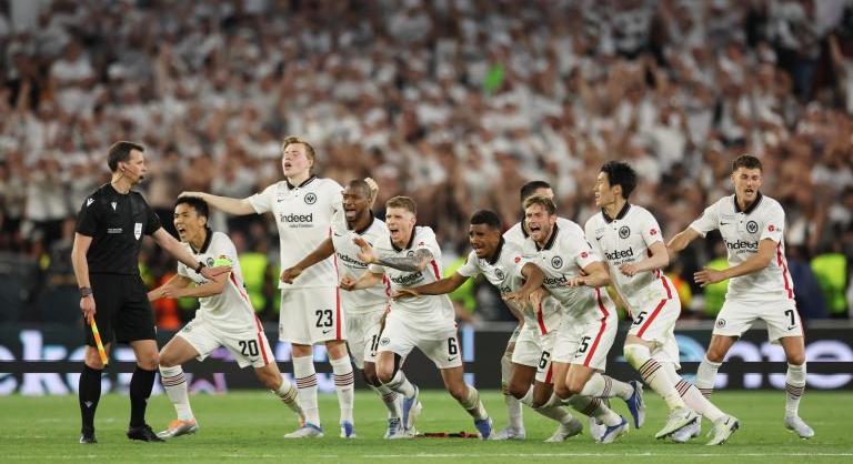 Az óriási hiba is belefért, tizenegyesek után a Frankfurt nyerte az Európa-ligát
