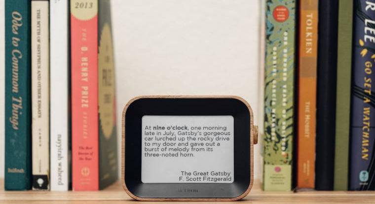 Fantasztikus az óra, ami könyvekből származó idézetekkel mutatja az időt