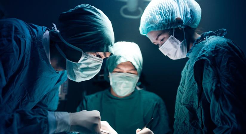 Ritka bravúrt vittek véghez az orvosok: 15 órás műtét árán választották szét a sziámi ikerpárt